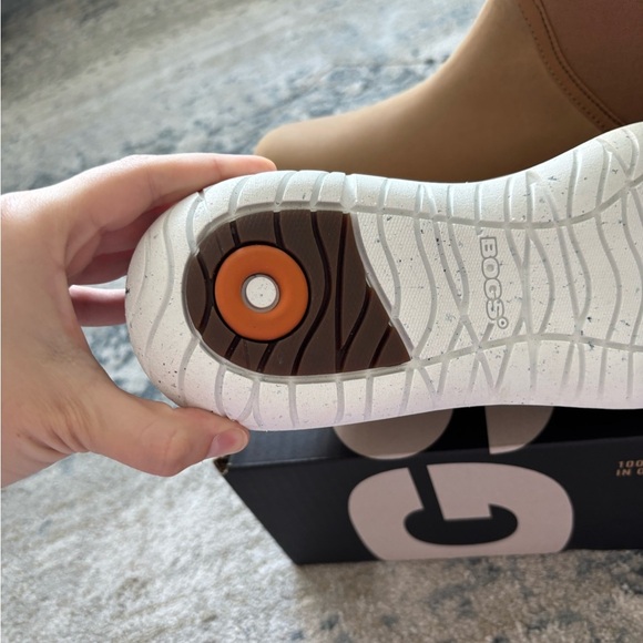 Women’s Bogs Juniper Chelsea Tan and Black Casual Boots - Picture 3 of 11